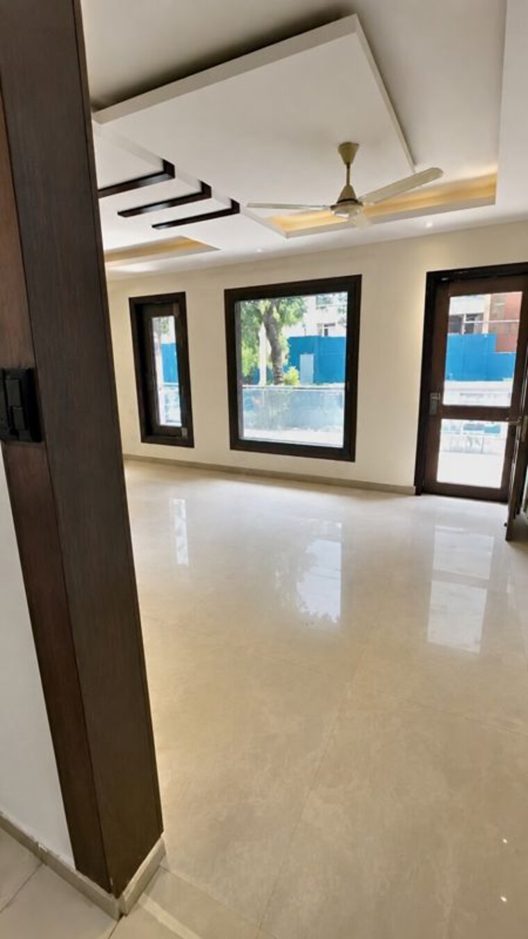 Room, naraina 4 Bedroom 300 Sq.Yd. Builder Floor In Naraina Delhi 10648661