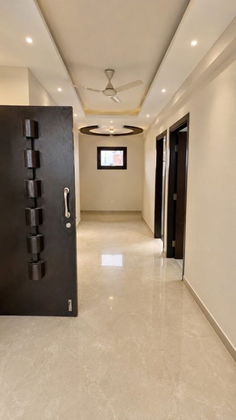 Room, naraina 4 Bedroom 300 Sq.Yd. Builder Floor In Naraina Delhi 10648661