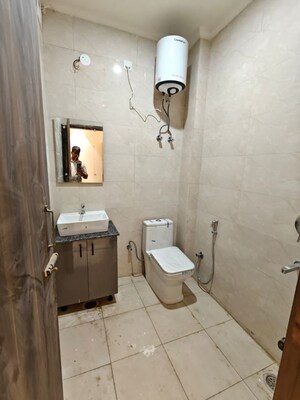 Bathroom in 1 RK Builder Floor at Dlf City Phase 3 – for Rent