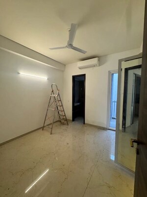 Room in 3.5 BHK Apartment at Smart World Orchard, Sector 61 – for Rent