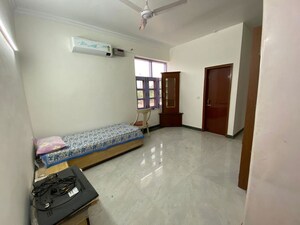 Bedroom in 2 BHK Builder Floor at Dlf City Phase 3 – for Rent