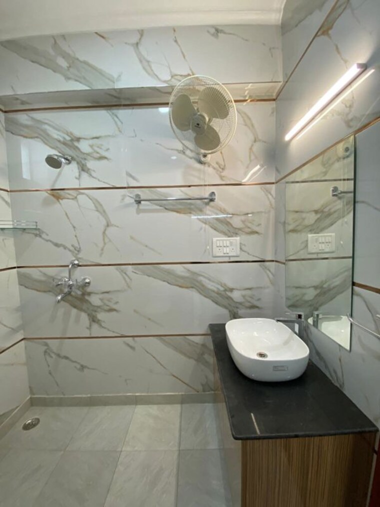 Bathroom, dlf city phase 3 2 Bedroom 1200 Sq.Ft. Builder Floor In Dlf City Phase 3 Gurgaon 10685659