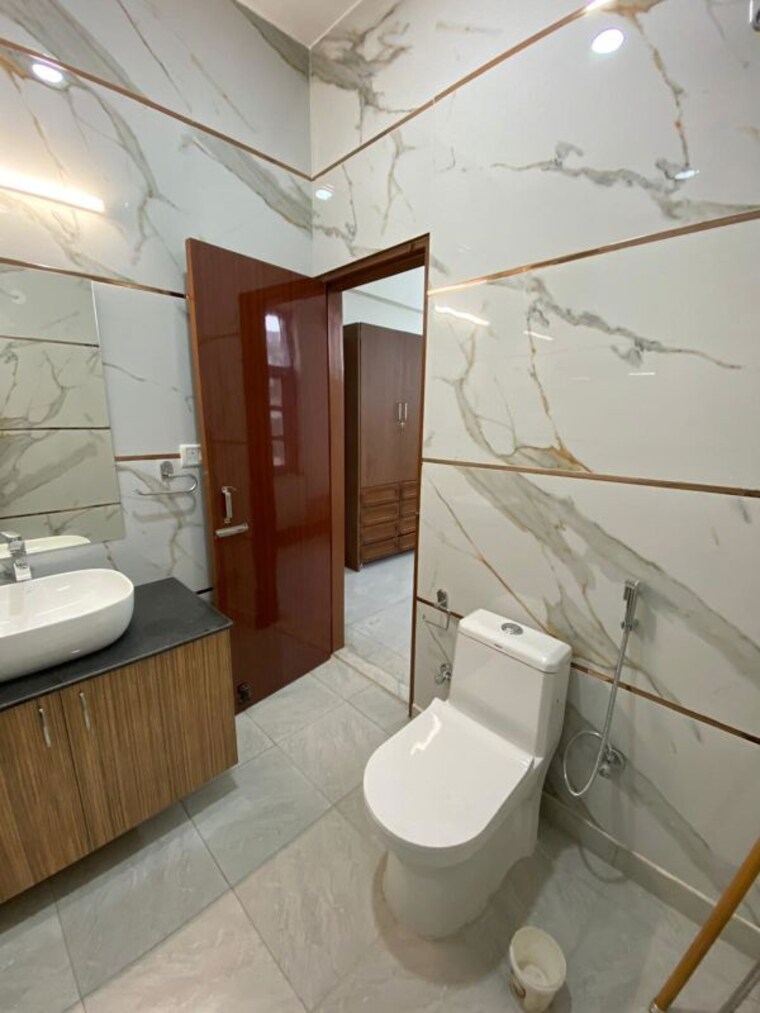Bathroom, dlf city phase 3 2 Bedroom 1200 Sq.Ft. Builder Floor In Dlf City Phase 3 Gurgaon 10685659