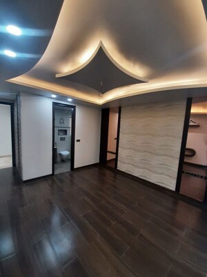Room in 3 BHK Builder Floor at DLF Pink Town House, Dlf City Phase 3 – for Rent