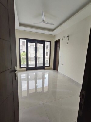 Room in 3 BHK Builder Floor at Sushant Lok I – for Rent