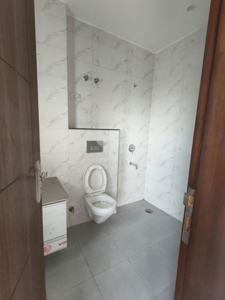 Bathroom, sushant lok i 3 Bedroom 215 Sq.Yd. Builder Floor In Sushant Lok I Gurgaon 10685692