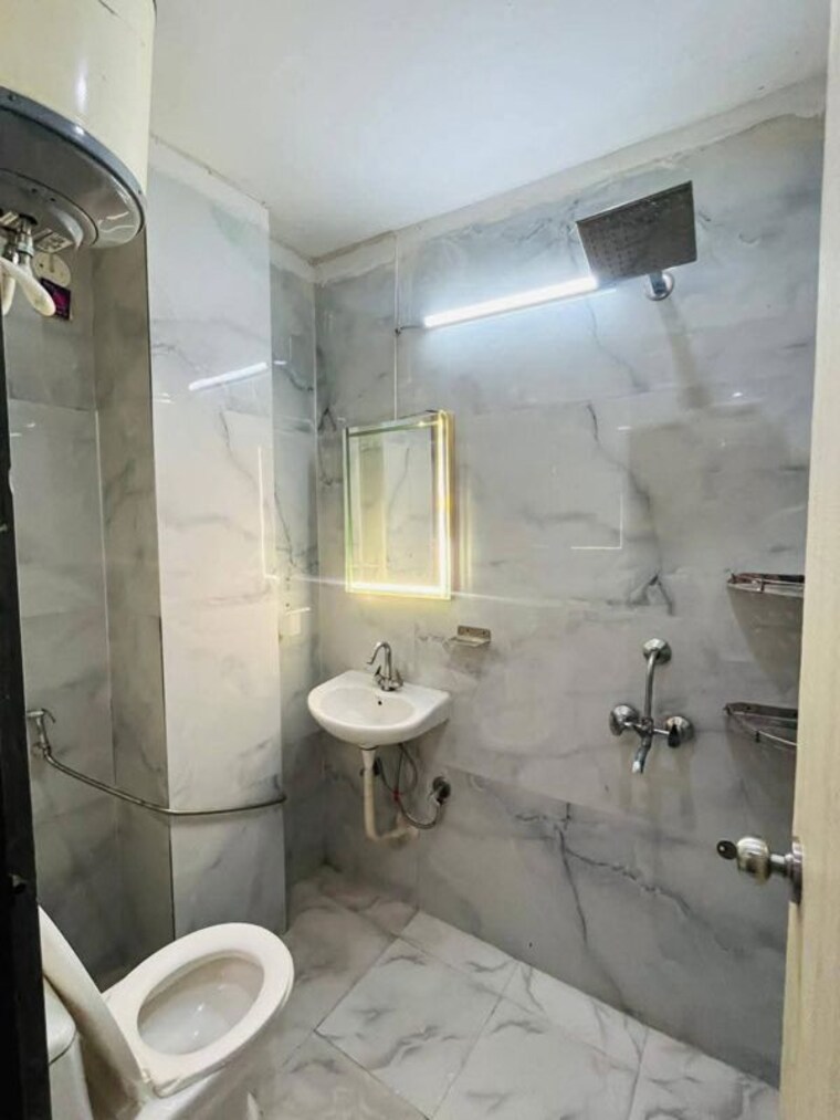 Bathroom, freedom fighters enclave 2 Bedroom 1000 Sq.Ft. Apartment In Freedom Fighters Enclave Delhi 10685694