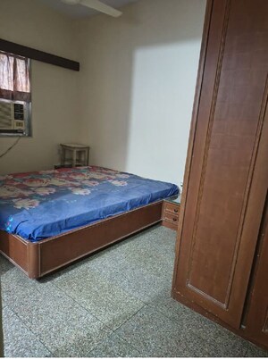 Bedroom in 2 BHK Apartment at Khar West – for Rent