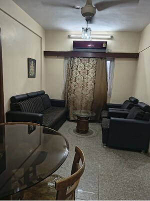 2 BHK Apartment For Rent in Khar West