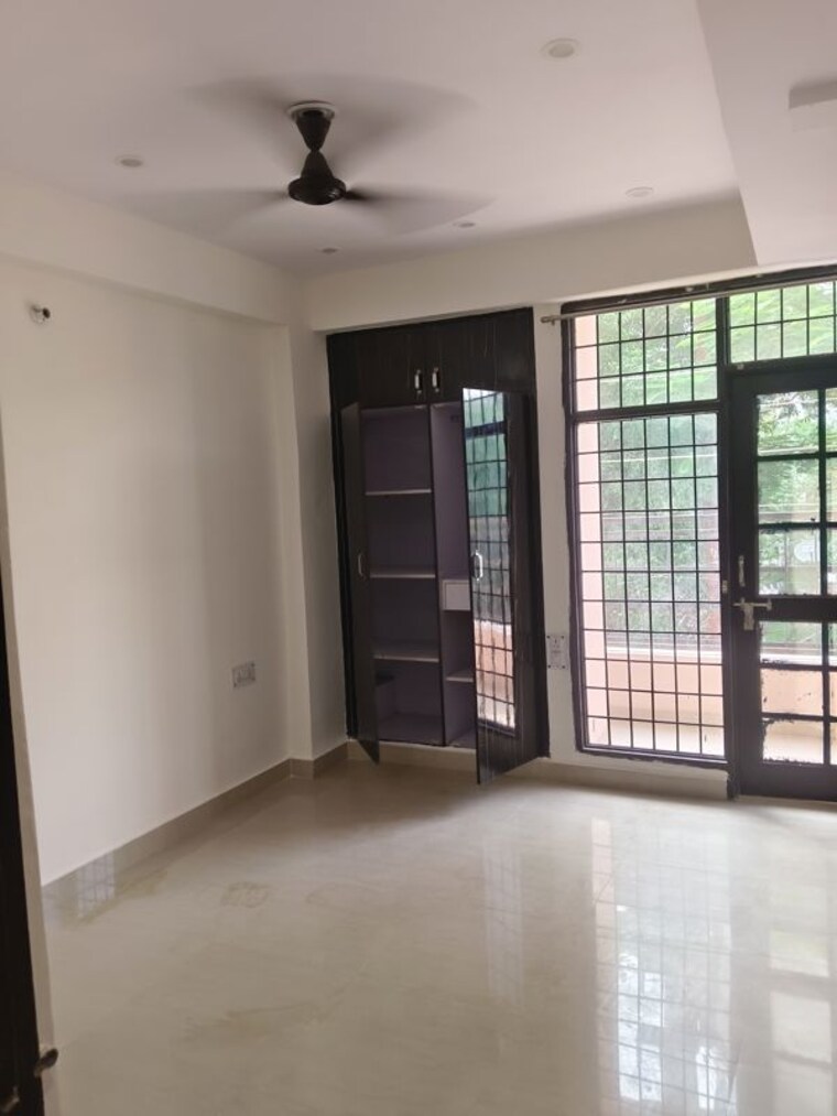  Parking, rwa-apartments-sector-53 2 Bedroom 1000 Sq.Ft. Apartment In Sector 53 Noida 10685781