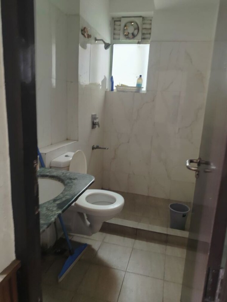 Bathroom, dlf-vibhuti-khand Commercial Office Space 900 Sq.Ft. In Gomti Nagar Lucknow 10685773