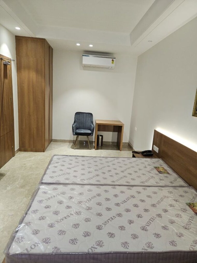 Bedroom, dlf-imperial-residences 1 RK 430 Sq.Ft. Apartment In Dlf Phase I Gurgaon 10685801