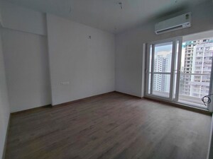 Room in 3 BHK Apartment at Ghodawat Skystar, Goregaon West – for Rent