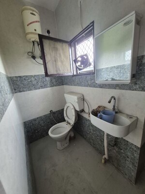 Washroom in 1.5 BHK Apartment at Mayur Vihar – for Rent