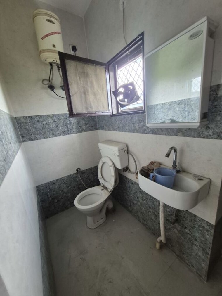 Washroom, mayur vihar 1.5 Bedroom 550 Sq.Ft. Apartment In Mayur Vihar Delhi 10685954