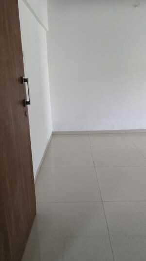 Room in 2 BHK Apartment at Avant Hillway, Goregaon East – for Sale