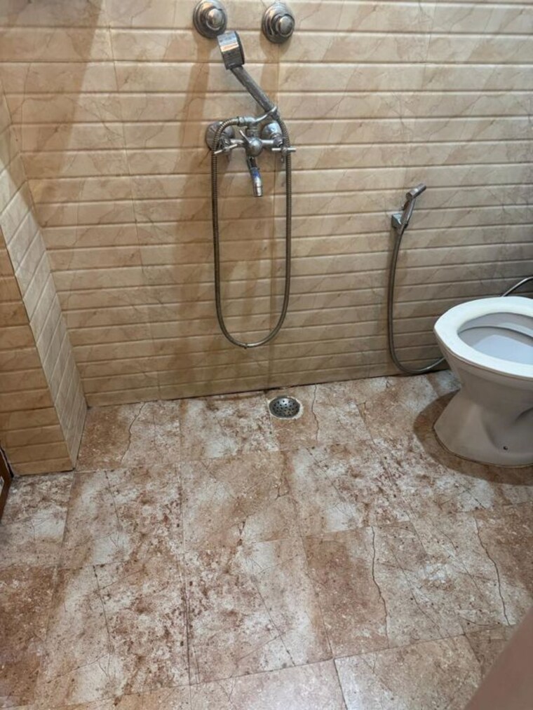 Bathroom, south extension 1 Bedroom 650 Sq.Ft. Builder Floor In South Extension Delhi 10685969