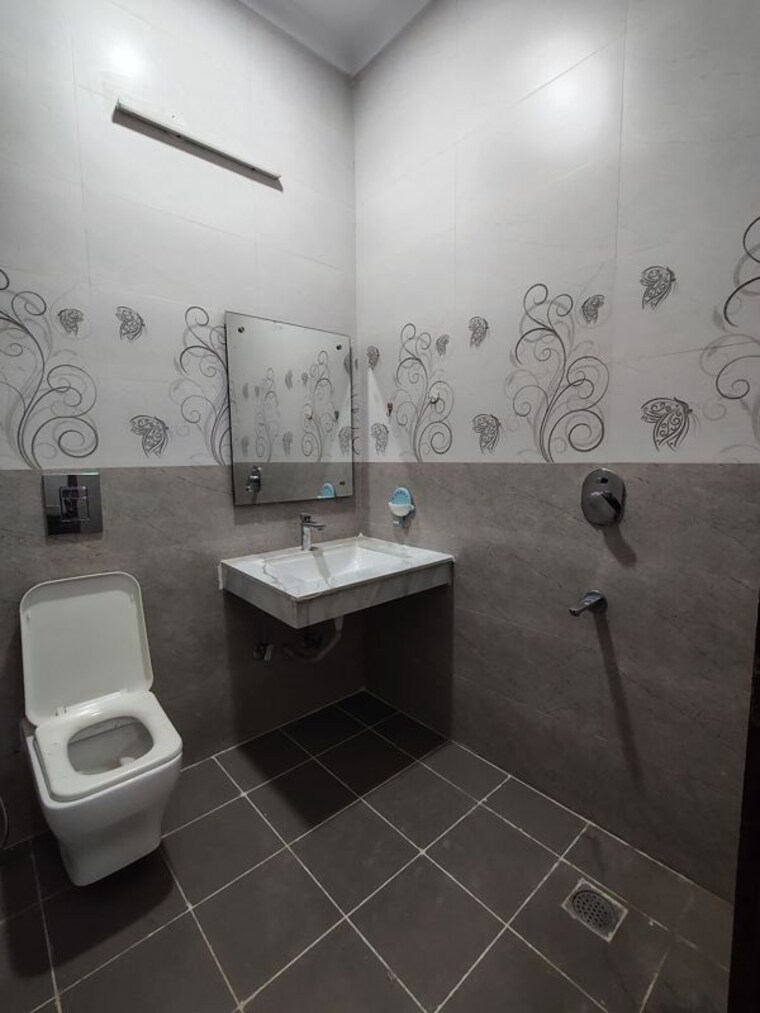 Bathroom, sector 57 3 Bedroom 2250 Sq.Ft. Builder Floor In Sector 57 Gurgaon 10685981