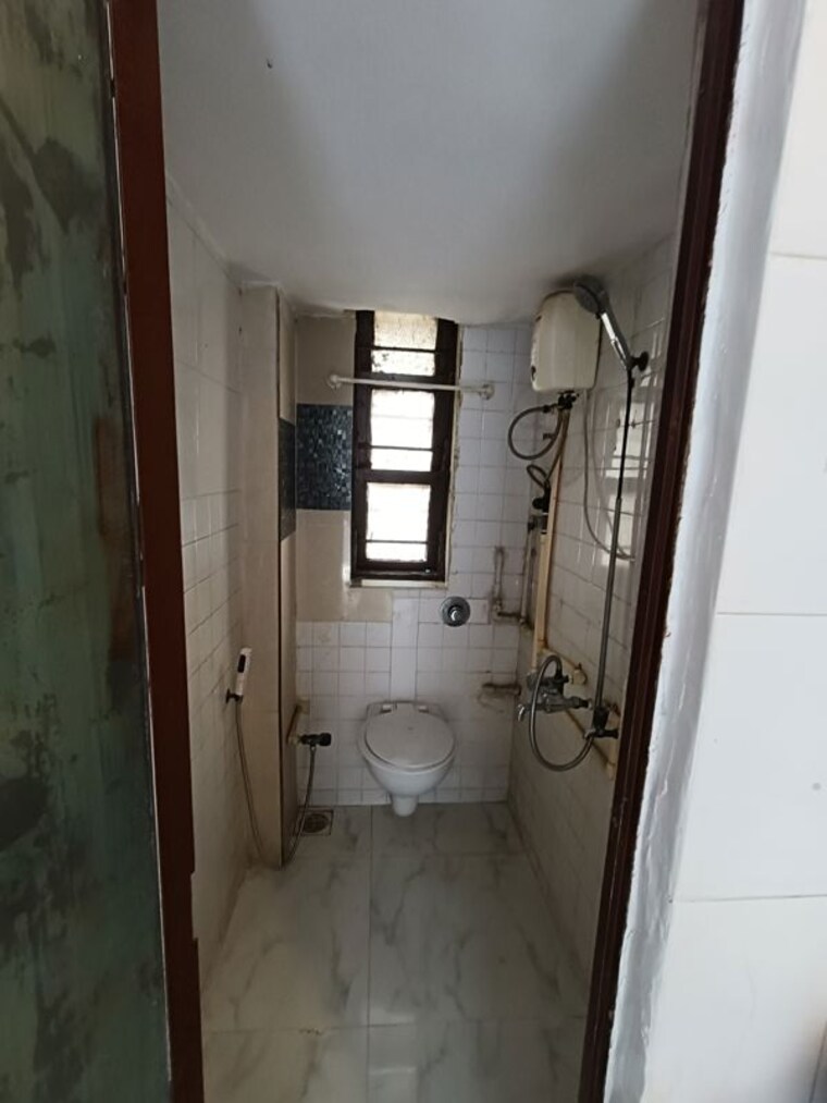 Bathroom, express-apartment 1 Bedroom 660 Sq.Ft. Apartment In Yari Road Mumbai 10686036