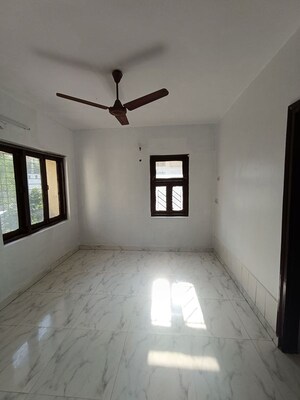 1 BHK Apartment For Rent in Express Apartment, Yari Road