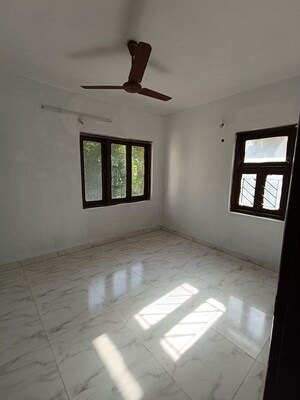 Room in 1 BHK Apartment at Express Apartment, Yari Road – for Rent