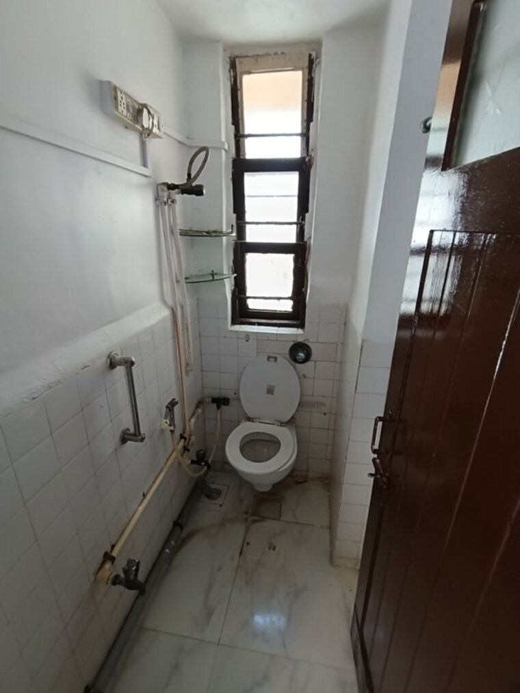 Bathroom, express-apartment 1 Bedroom 660 Sq.Ft. Apartment In Yari Road Mumbai 10686036