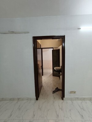 Room in 1 BHK Apartment at Express Apartment, Yari Road – for Rent