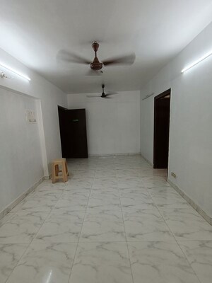 Room in 1 BHK Apartment at Express Apartment, Yari Road – for Rent
