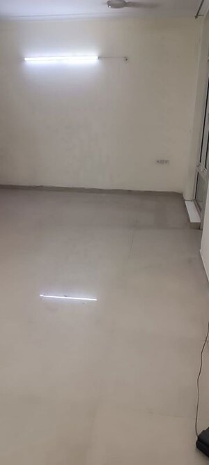 Room in 3 BHK Apartment at Omaxe R2, Gomti Nagar – for Rent