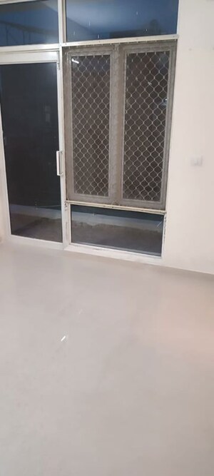 Room in 3 BHK Apartment at Omaxe R2, Gomti Nagar – for Rent