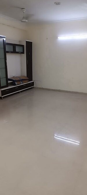 Room in 3 BHK Apartment at Omaxe R2, Gomti Nagar – for Rent