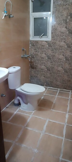 Bathroom in 3 BHK Apartment at Omaxe R2, Gomti Nagar – for Rent