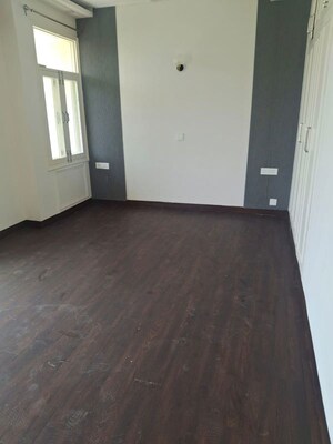 Room in 4 BHK Villa at Dlf Phase I – for Rent