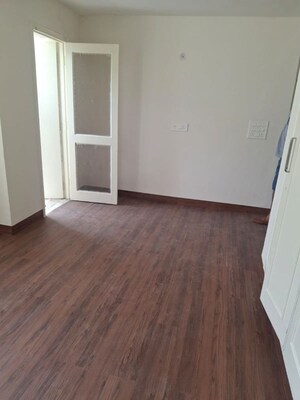 Room in 4 BHK Villa at Dlf Phase I – for Rent