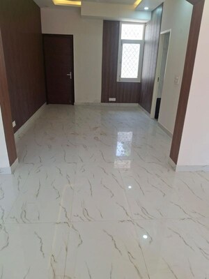Room in 4 BHK Villa at Dlf Phase I – for Rent