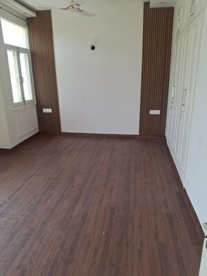 Room in 4 BHK Villa at Dlf Phase I – for Rent