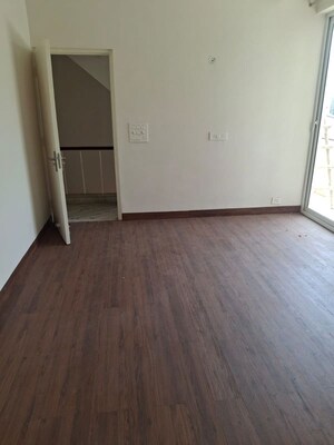 Room in 4 BHK Villa at Dlf Phase I – for Rent