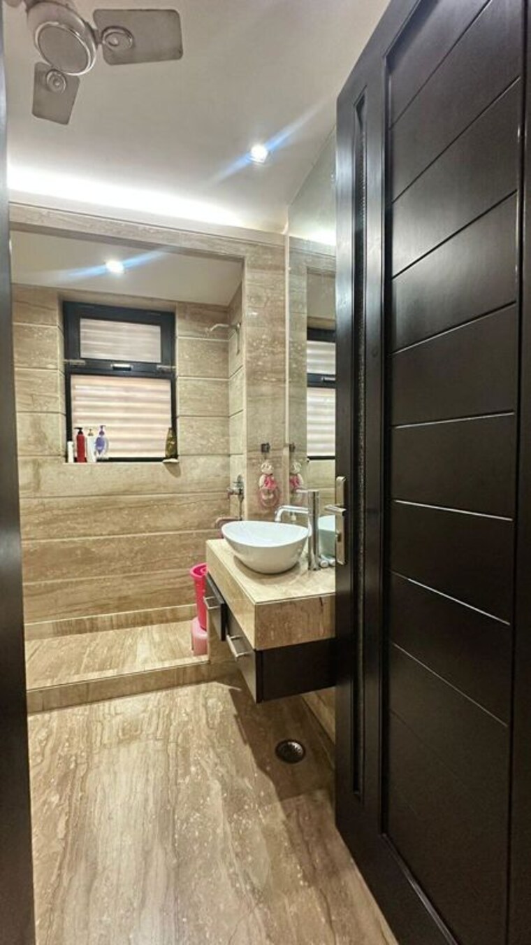 Bathroom, sector 23 3 Bedroom 1550 Sq.Ft. Builder Floor In Sector 23 Gurgaon 10686142