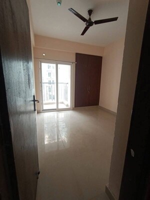 Room in 3 BHK Apartment at Amrapali Verona Heights, Tech Zone 4 Greater Noida – for Rent