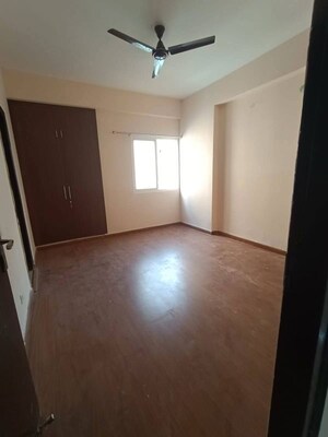 Room in 3 BHK Apartment at Amrapali Verona Heights, Tech Zone 4 Greater Noida – for Rent