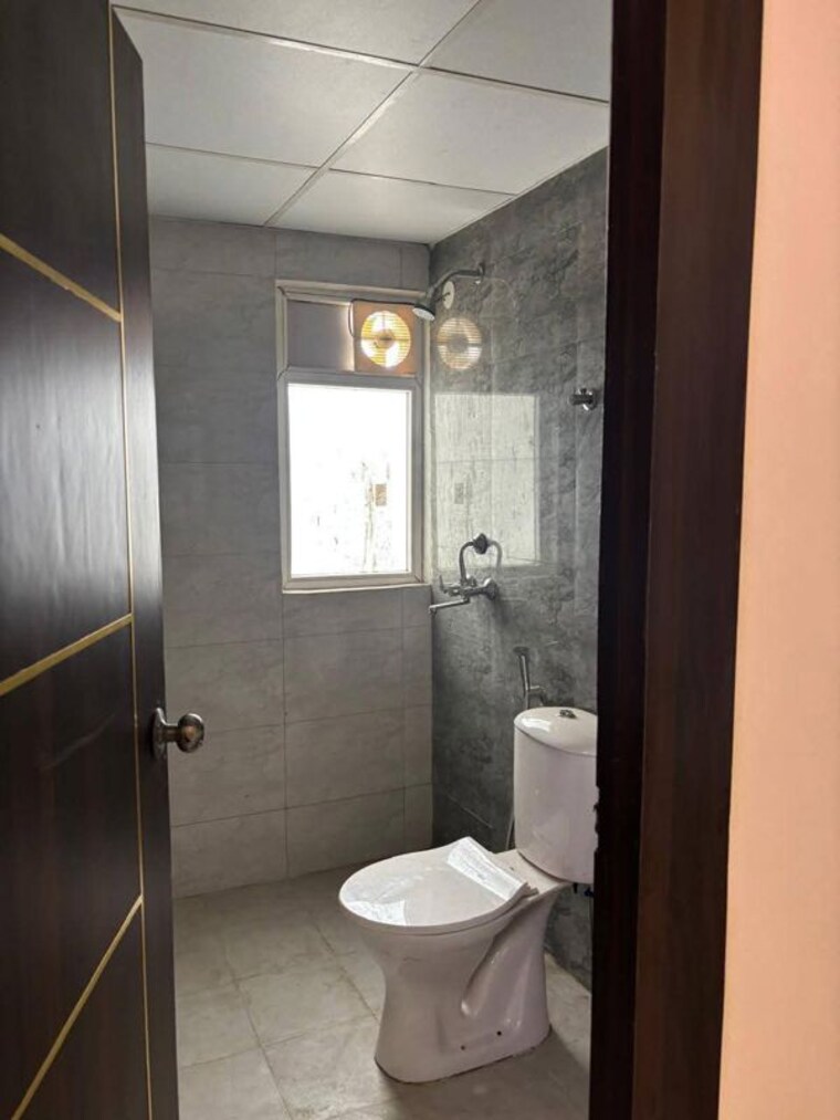Bathroom, amrapali-verona-heights 3 Bedroom 1300 Sq.Ft. Apartment In Tech Zone 4 Greater Noida Greater Noida 10686263