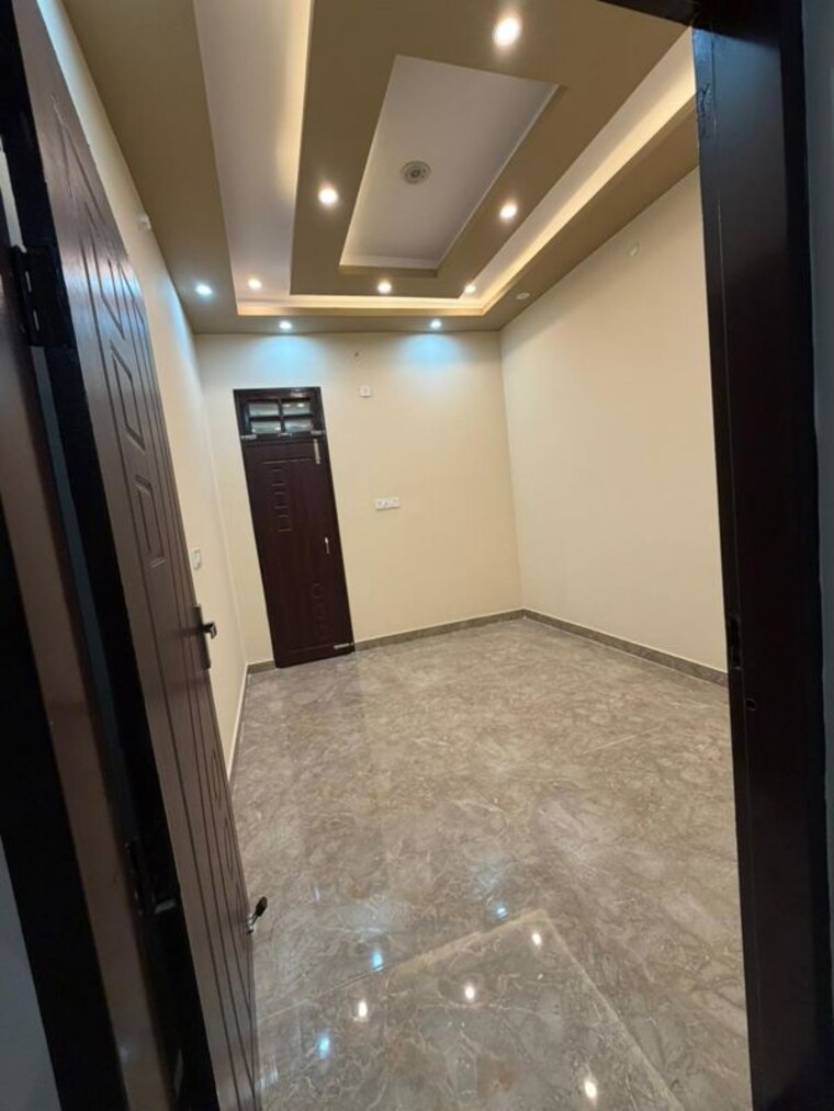 Room, charbagh Commercial Office Space in IT/SEZ 2000 Sq.Ft. In Charbagh Lucknow 10686290