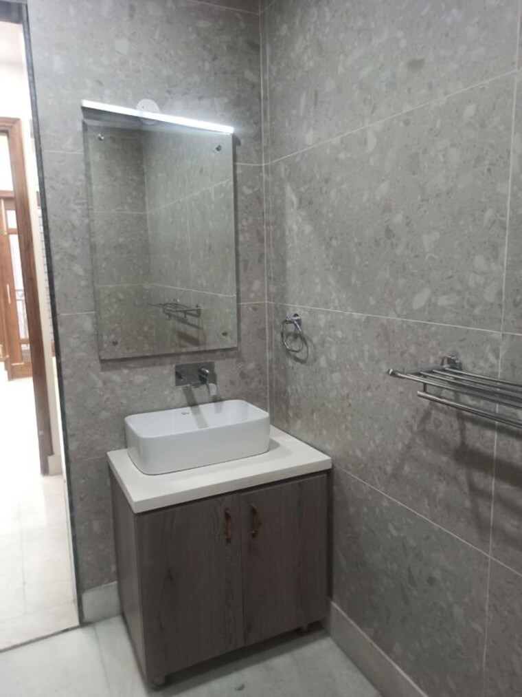 Bathroom, pioneer-park-phase-1 2 Bedroom 1200 Sq.Ft. Apartment In Sector 61 Gurgaon 10686326