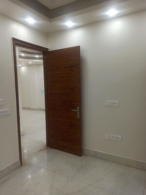 Room in 2 BHK Apartment at Pioneer Park Phase 1, Sector 61 – for Rent