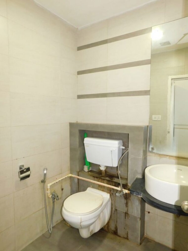 Bathroom, goregaon east Commercial Office Space 300 Sq.Ft. In Goregaon East Mumbai 10686351