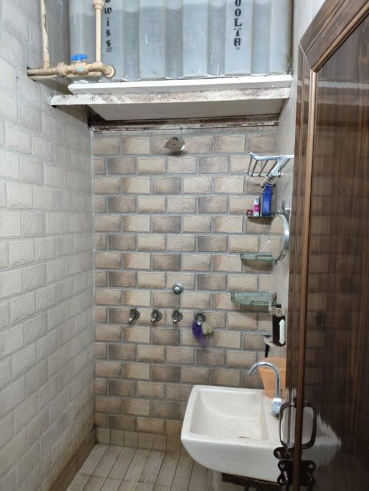 Bathroom, patel nagar 1 Bedroom 550 Sq.Ft. Builder Floor In Patel Nagar Delhi 10686559