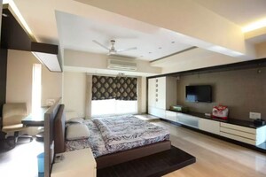 Bedroom in 4 BHK Apartment at Dhanesh Kutir, Khar West – for Rent