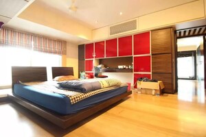 Bedroom in 4 BHK Apartment at Dhanesh Kutir, Khar West – for Rent
