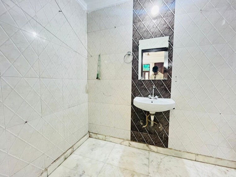 Bathroom, freedom fighters enclave 2 Bedroom 1200 Sq.Ft. Apartment In Freedom Fighters Enclave Delhi 10686835