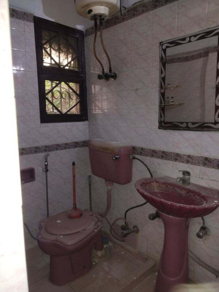 Bathroom, sarita vihar 2 Bedroom 1250 Sq.Ft. Apartment In Sarita Vihar Delhi 10686818